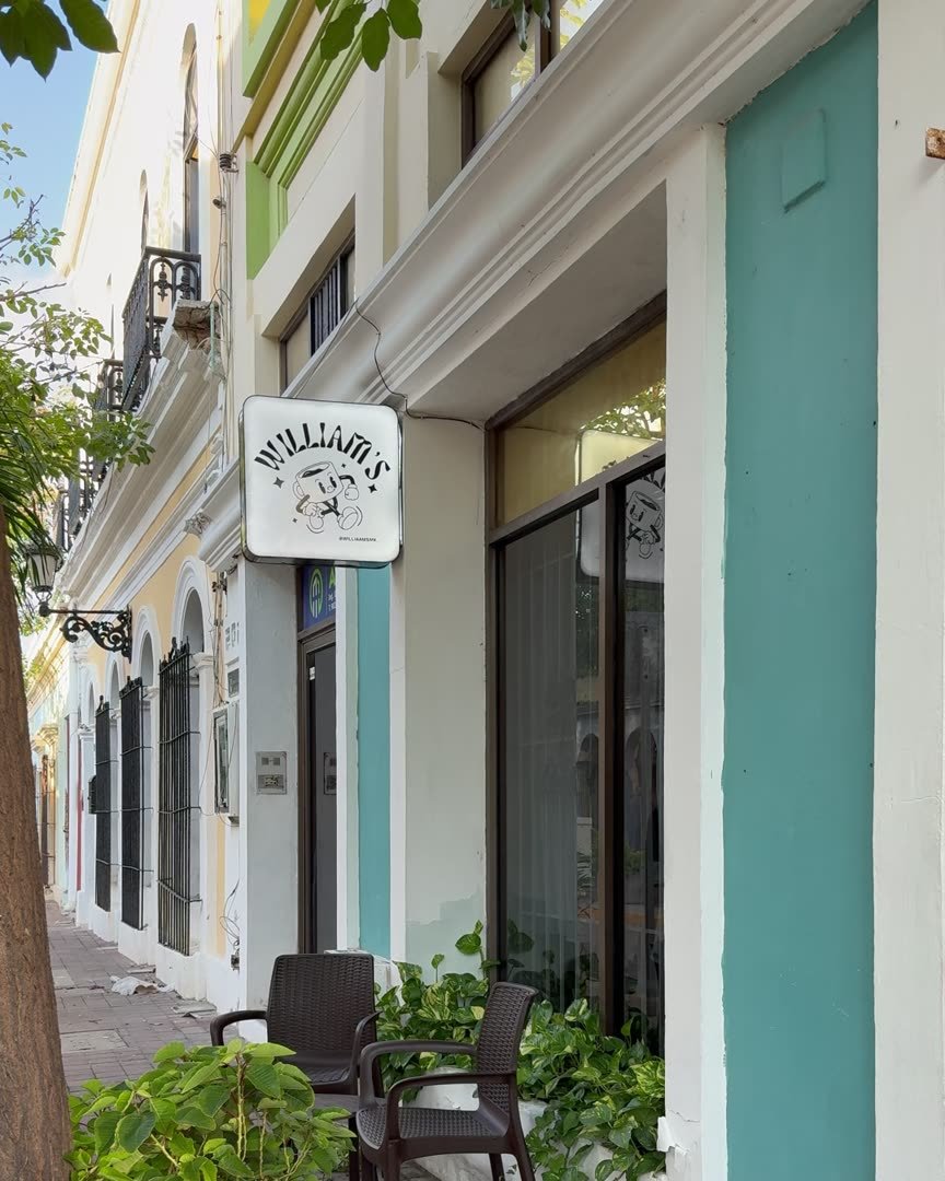 Fachada de William's en la calle Sixto Osuna, con su letrero de la taza caminando