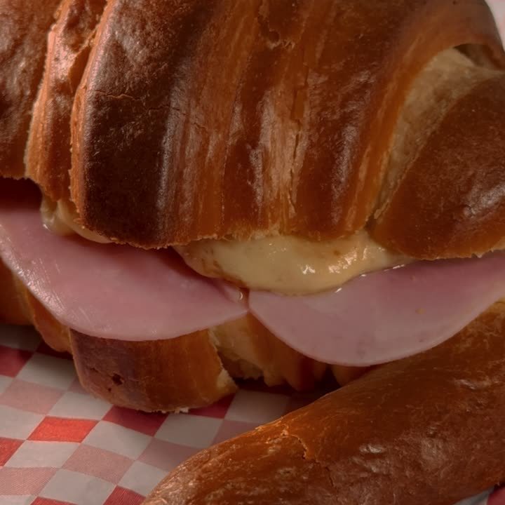 Croissant El Clásico con jamón y queso fundido