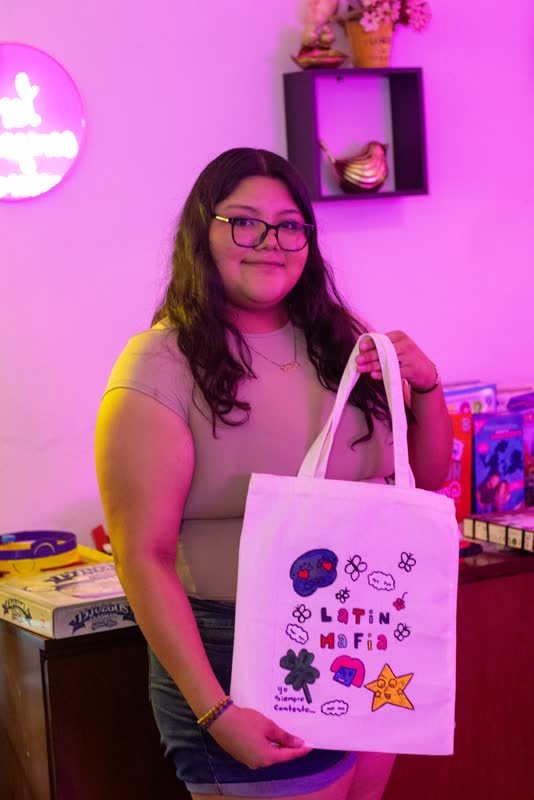 Asistente mostrando la tote bag que pintó en William's